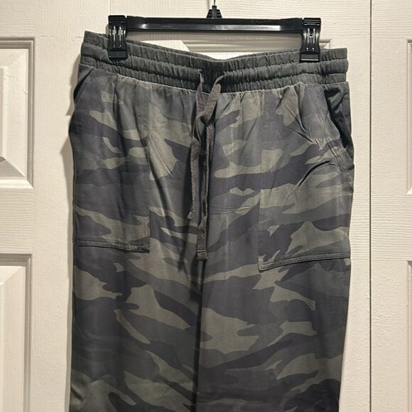 NWOT Splendid Camo Joggers, Size Medium - Picture 2 of 8